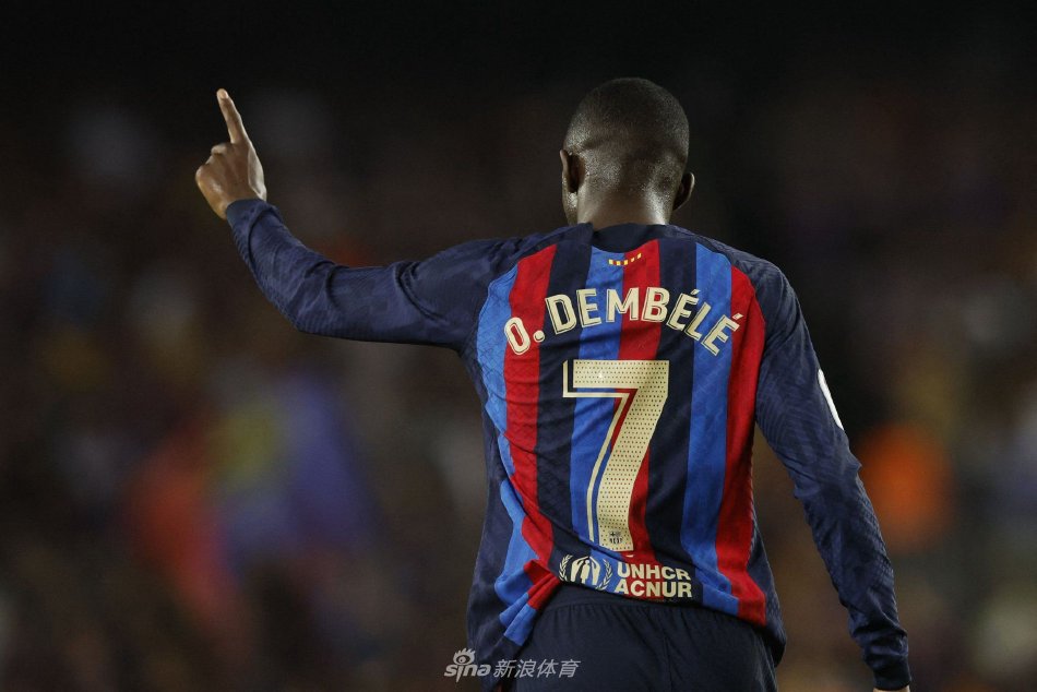 她几乎凭借 她几乎凭借