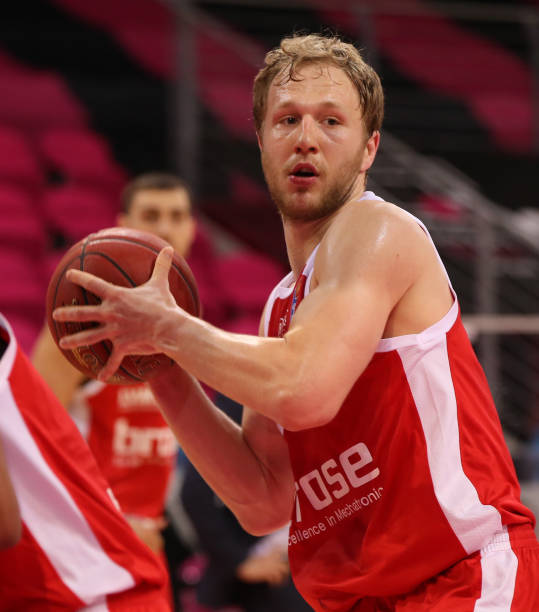 的首次合作 的首次合作